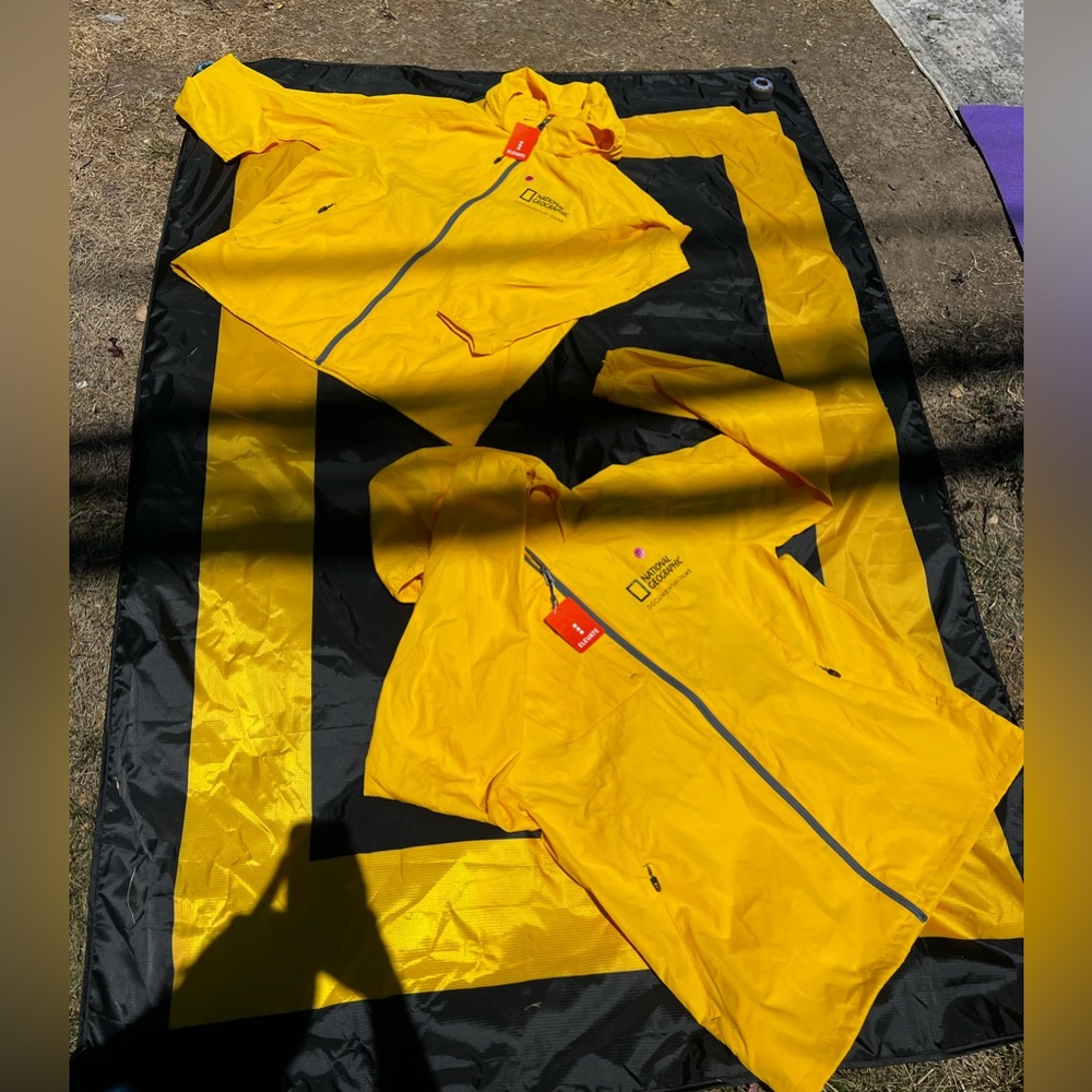 (2) Nat Geo brand new windbreaker jackets (1) Nat Geo throw